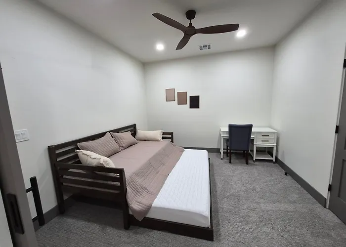 Beautiful Home Near Asu Families & Groups Welcome Holiday home